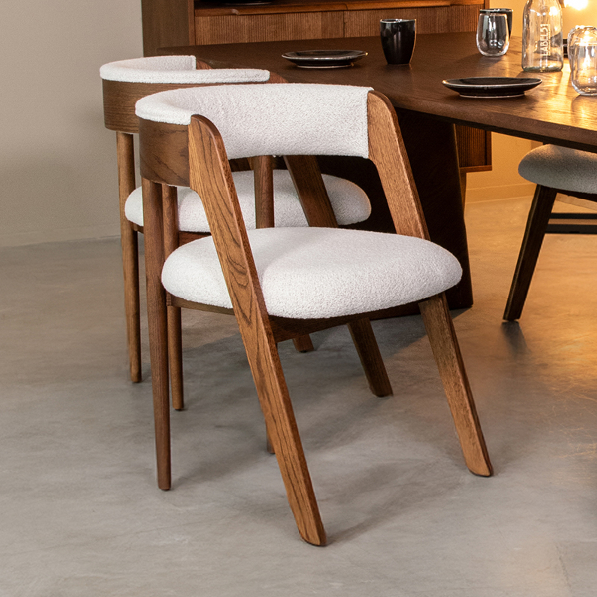 LABEL51 Eetkamerstoel Sasha - Wit - Boucle - Walnut Oak Frame