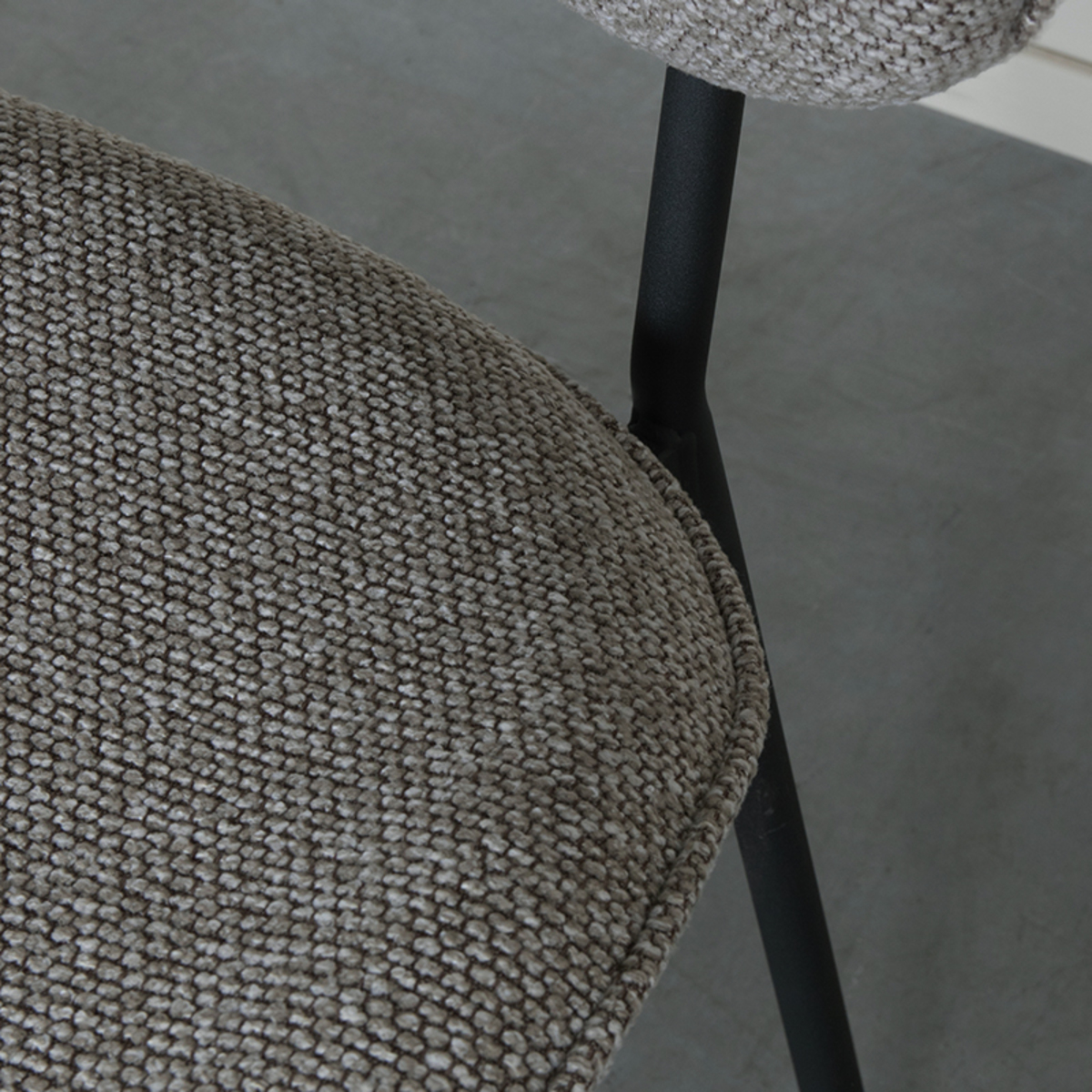 LABEL51 Eetkamerstoel Senn - Truffel grijs - Boucle - Black Frame