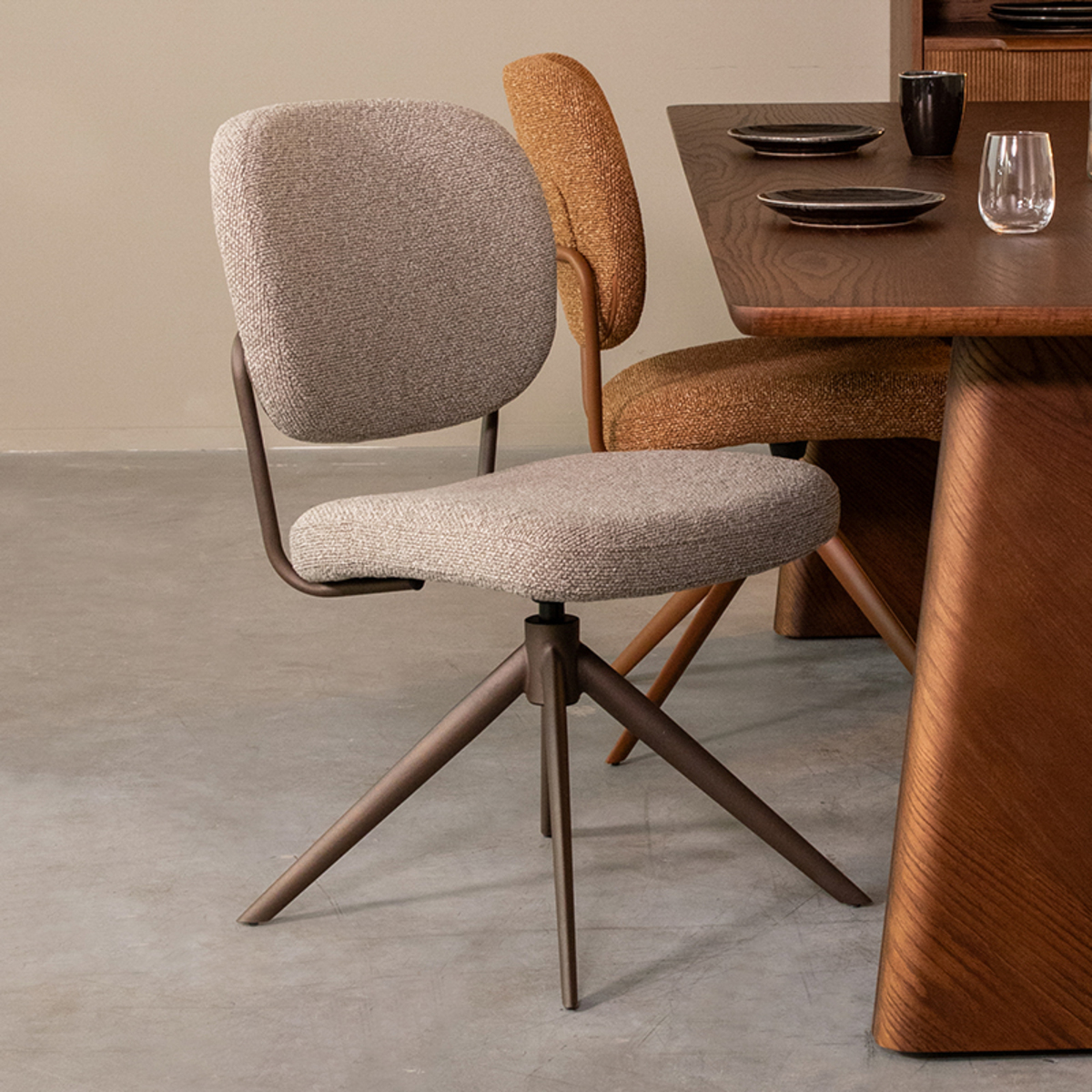 LABEL51 Eetkamerstoel Geneva - Truffel grijs - Boucle - Bronze Frame