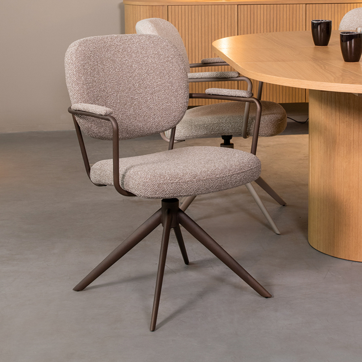 LABEL51 Eetkamerstoel Basel - Truffel grijs - Boucle - Bronze Frame